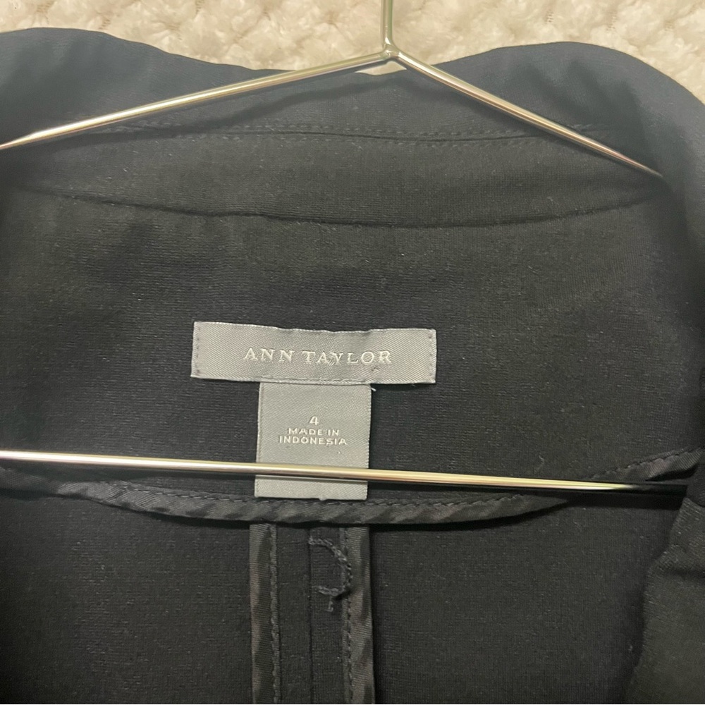 Ann Taylor Womens Blazer Classic Black Front Pockets Size 4 - Picture 2 of 8